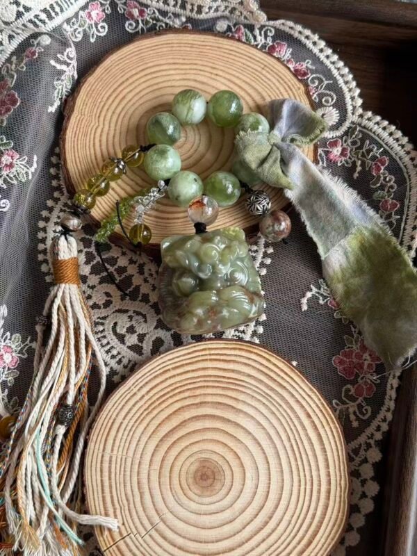 Serpentine Lion with holder